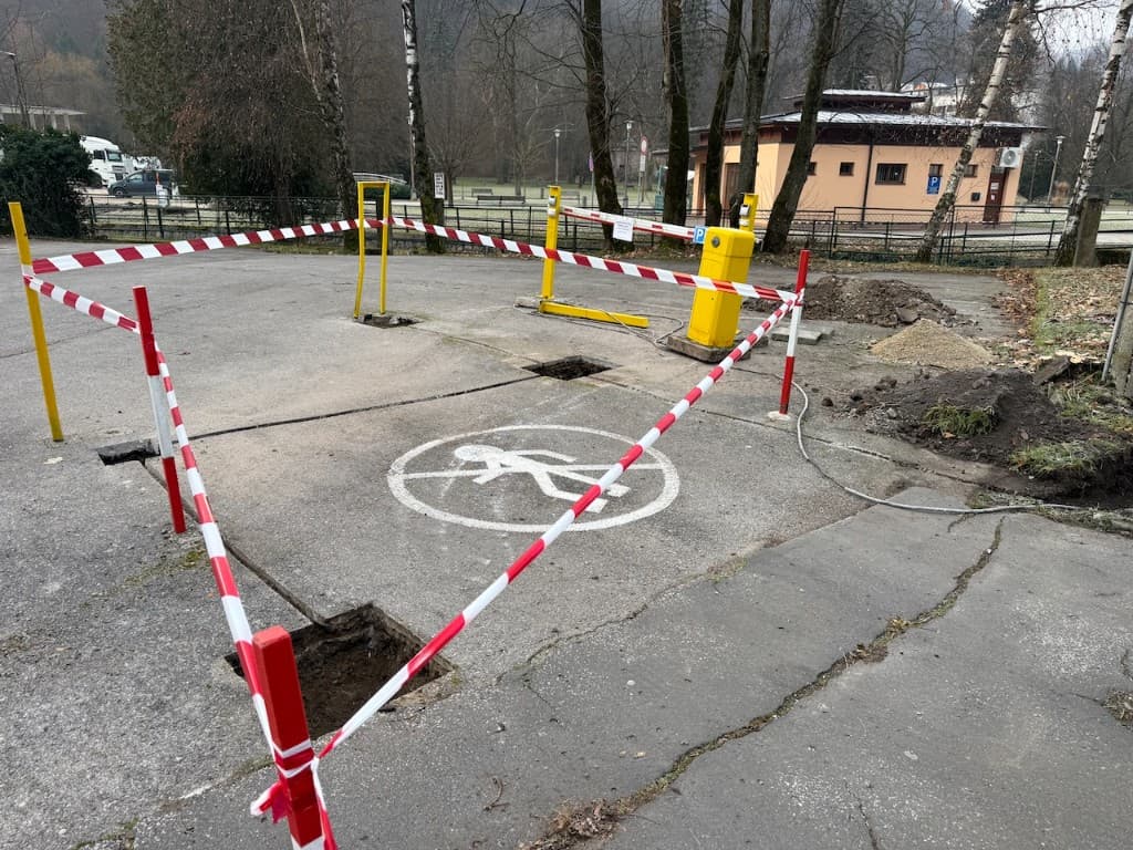 Výjazdová rampa so zeleným signálom – parkovací systém Hotel Flóra Trenčianske Teplice. ALCO.SK.