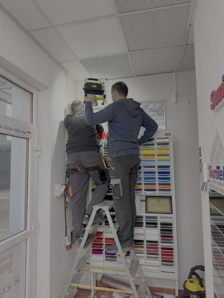 Zadymovacie zariadenia – Obchodné a prevádzkové priestory, Západné Slovensko. Montáž a zapojenie zadymovacieho systému (security fog) v aplikačných priestoroch na Západnom Slovensku – riadiaca skrinka, ústredňa so záložným zdrojom, prepojenie na EZS a príprava infraštruktúry.