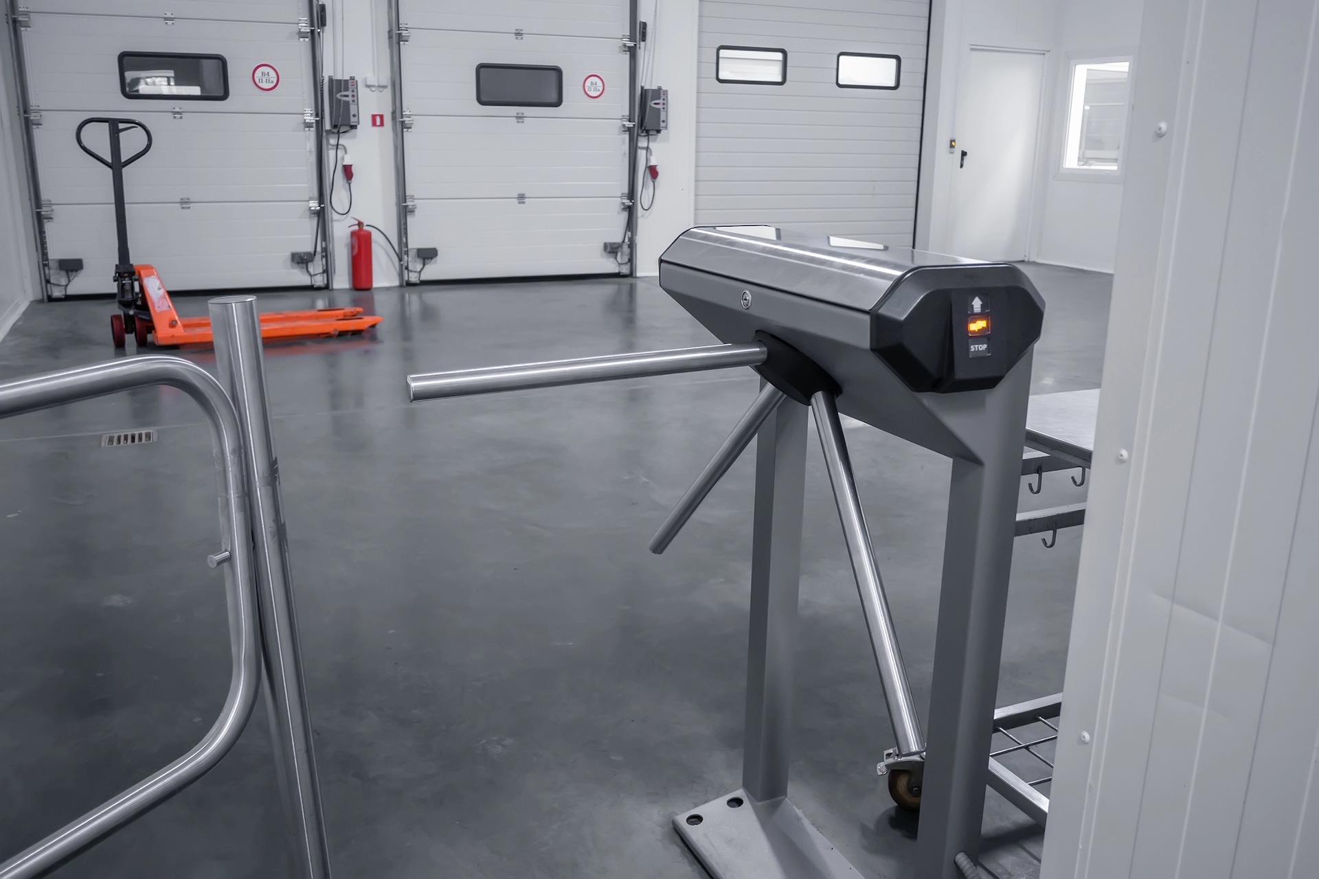 Prístupový turniket – trojramenný turniket s indikátorom STOP, riadenie vstupu do objektu, bezpečnostný a vstupný systém. ALCO.SK